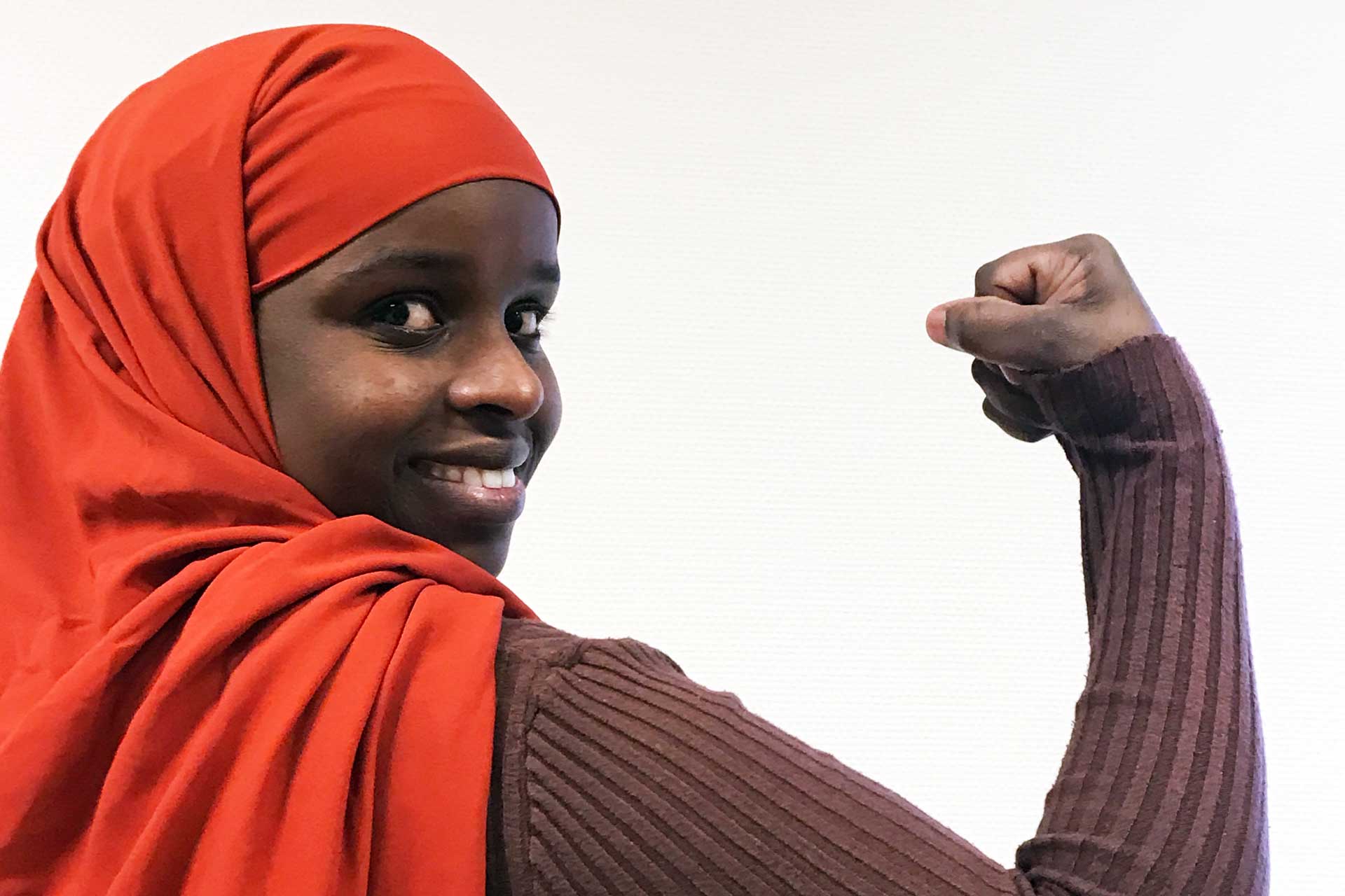 Syprojekt starka kvinnor - kvinna i hijab poserar med flexad arm