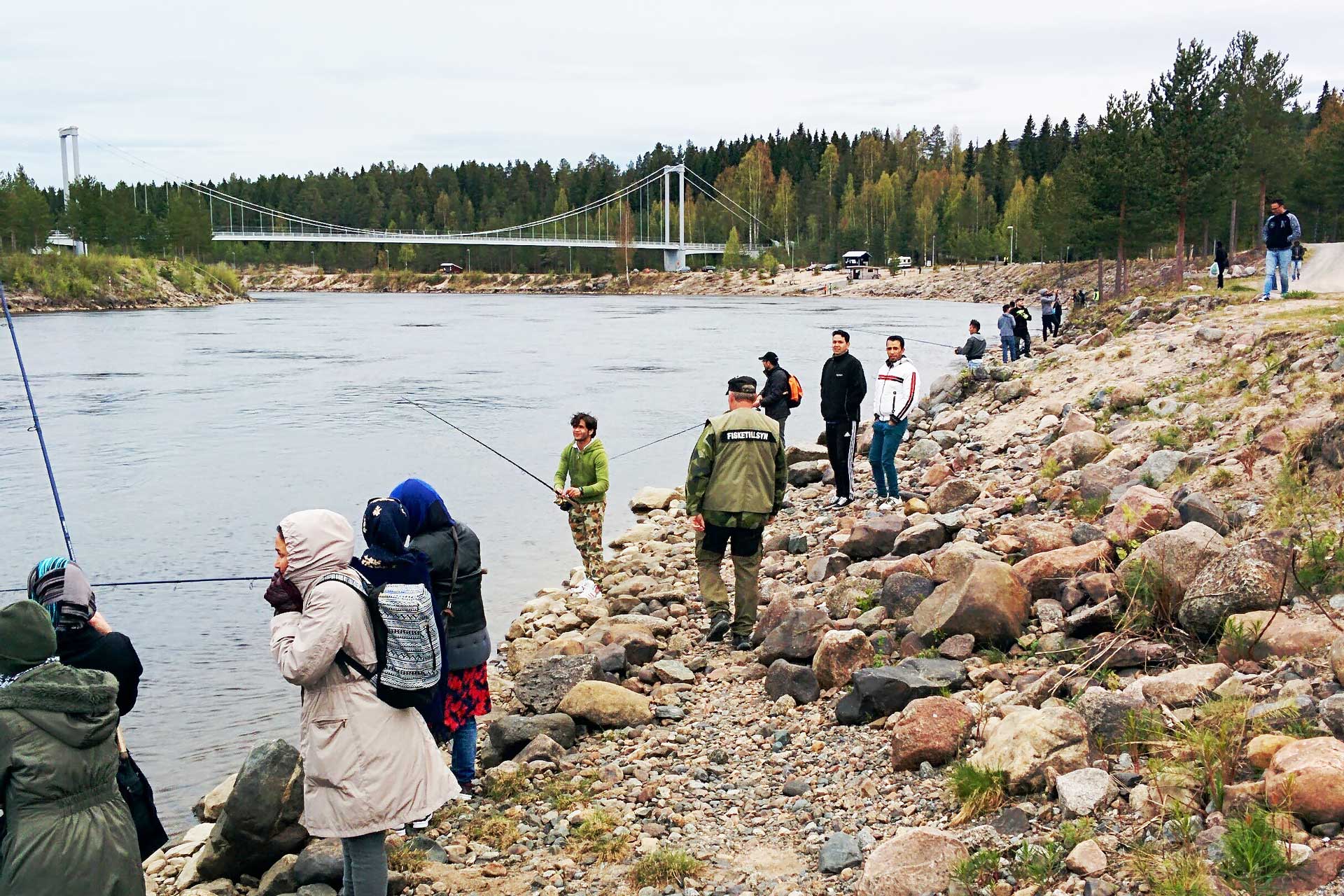 Fiske vid Luleälv grupp människor vid älven