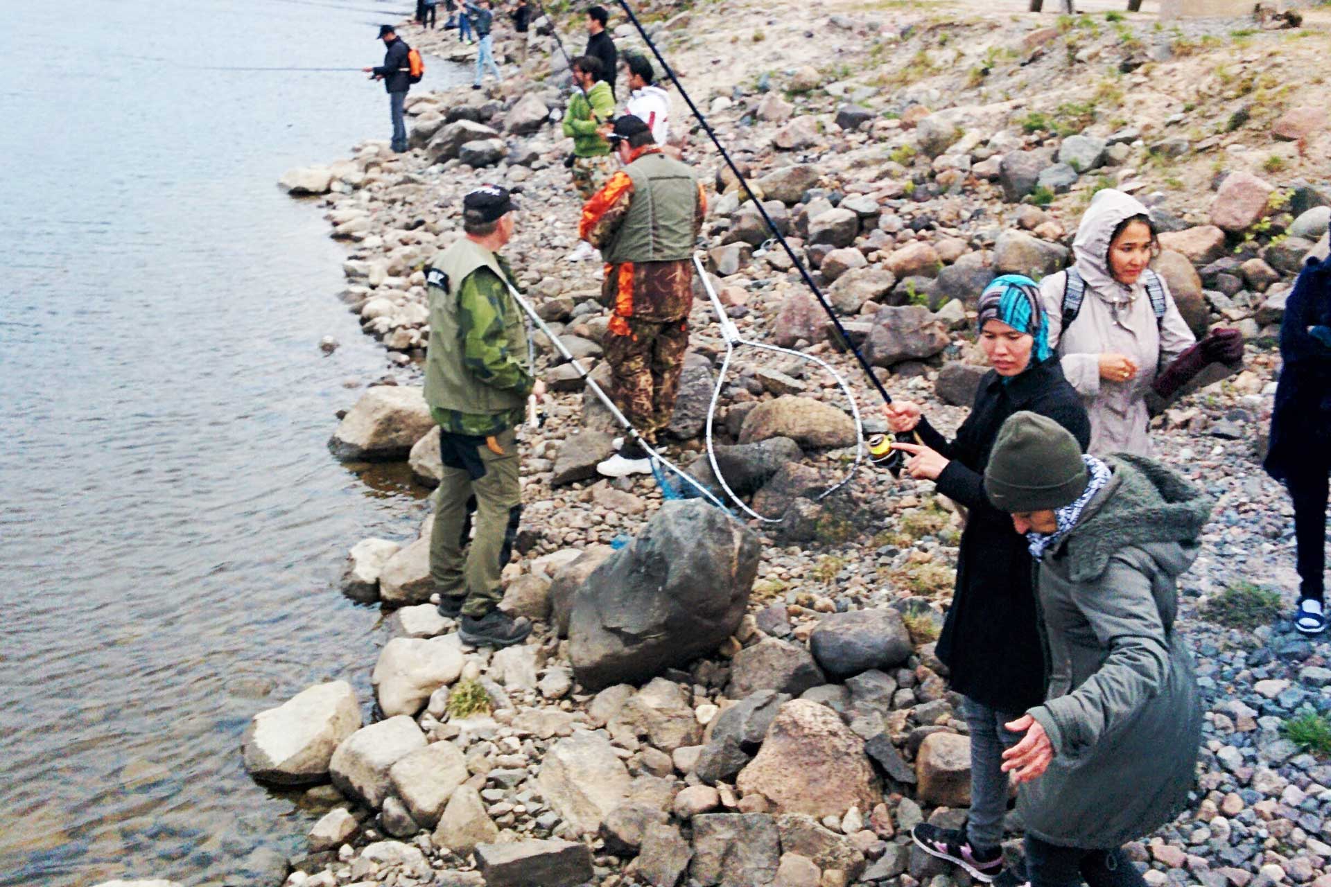 Fiske vid Luleälv grupp människor vid älven