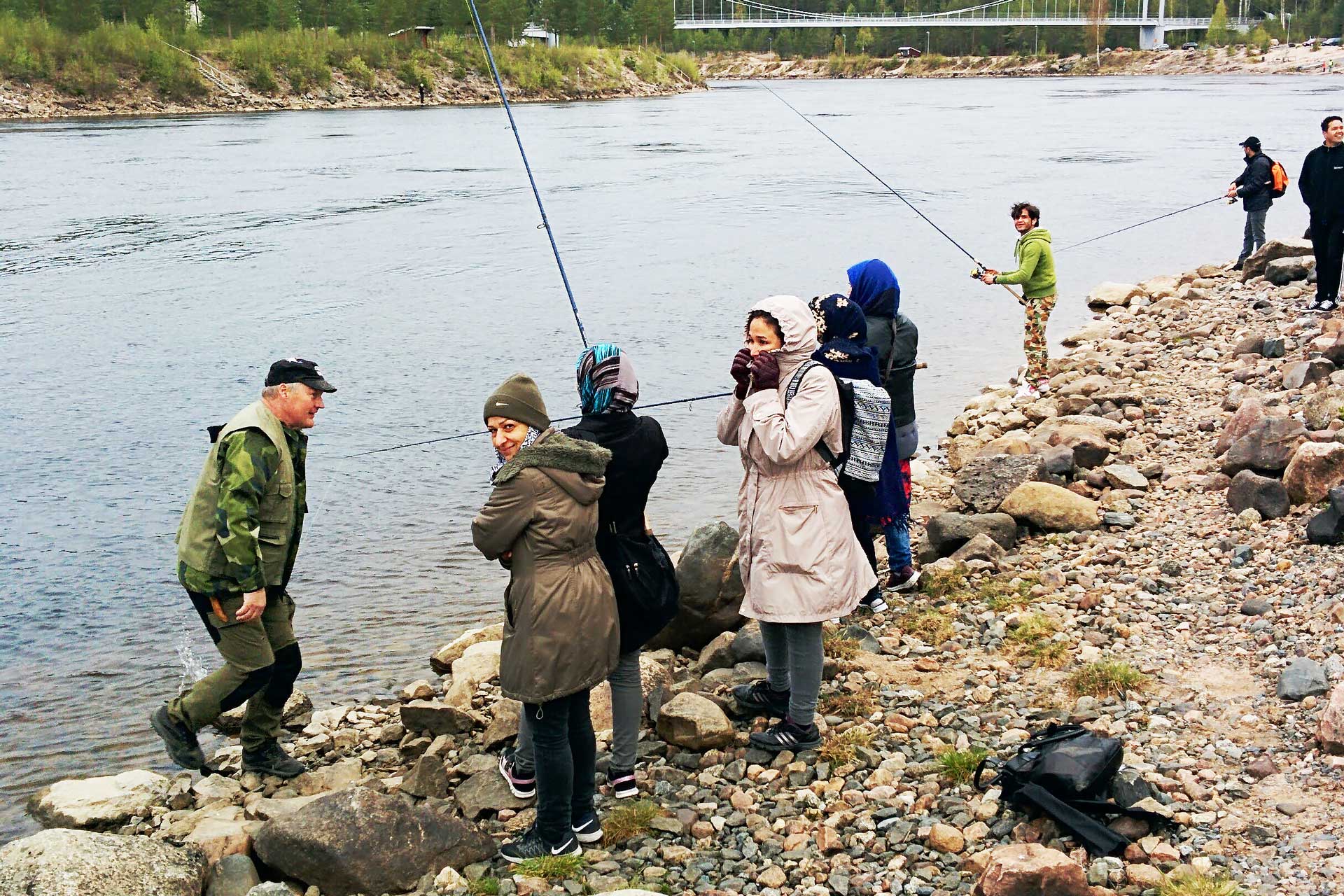 Fiske vid Luleälv grupp människor vid älven